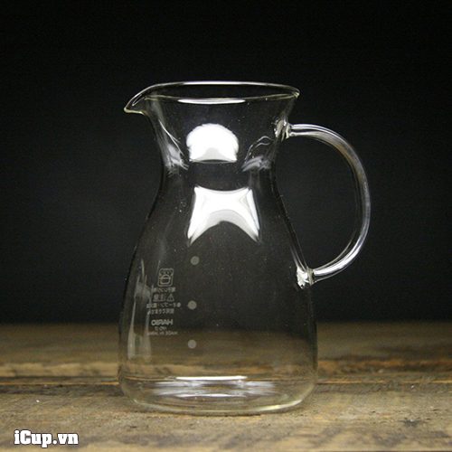 Bình thủy tinh Decanter Hario với thiết kế thắt eo giúp bạn lắc giảm nhiệt cafe sau khi pha