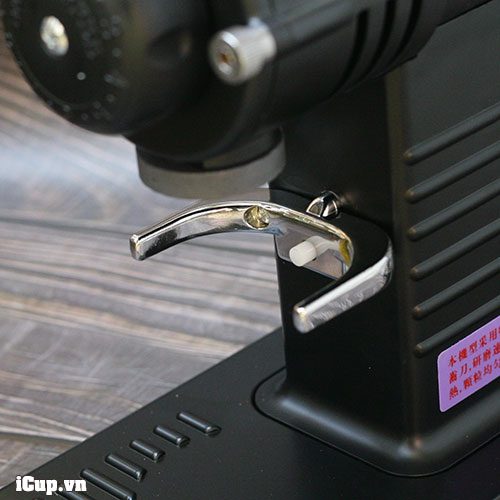 Thân máy xay cà phê N520 có nút nhấn tự động xay khi ấn cốc đựng vào vụ trí