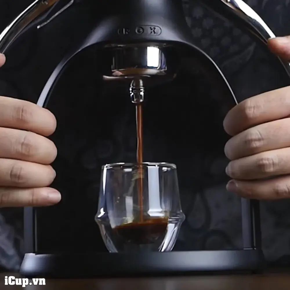 Pha cà phê espresso với máy pha thủ công ROK EspressoGC Black Pha cà phê espresso với máy pha thủ công ROK EspressoGC Black