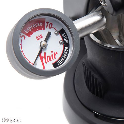 Đồng hồ hiển thị áp suất trên Flair 58 giúp các barista kiểm soát lực ép tay phù hợp ở 9 bar