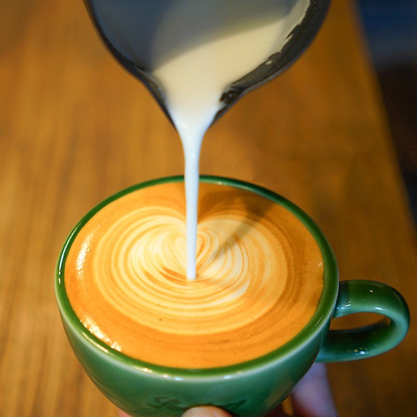 Một ly latte tuyệt vời từ ca đánh sữa Timemore pelican