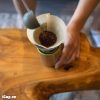 Cho giấy lọc và cà phê vào phễu cuppamoka