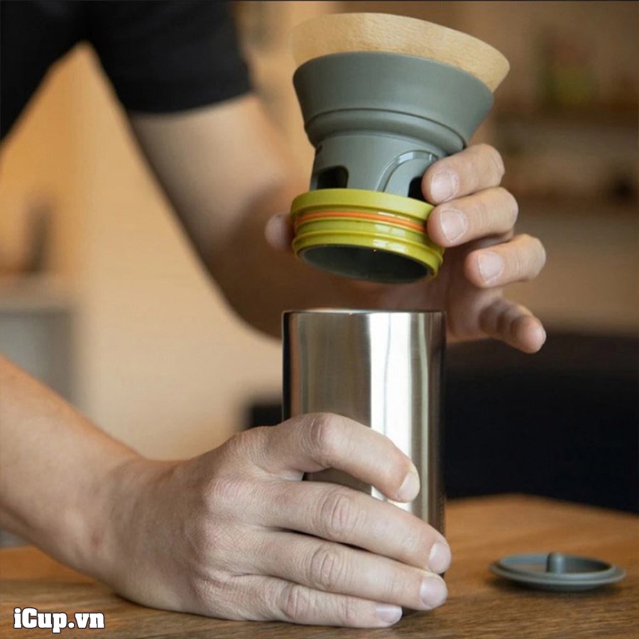 Nhấc phễu ra khỏi cốc Cuppamoka Nhấc phễu ra khỏi cốc Cuppamoka