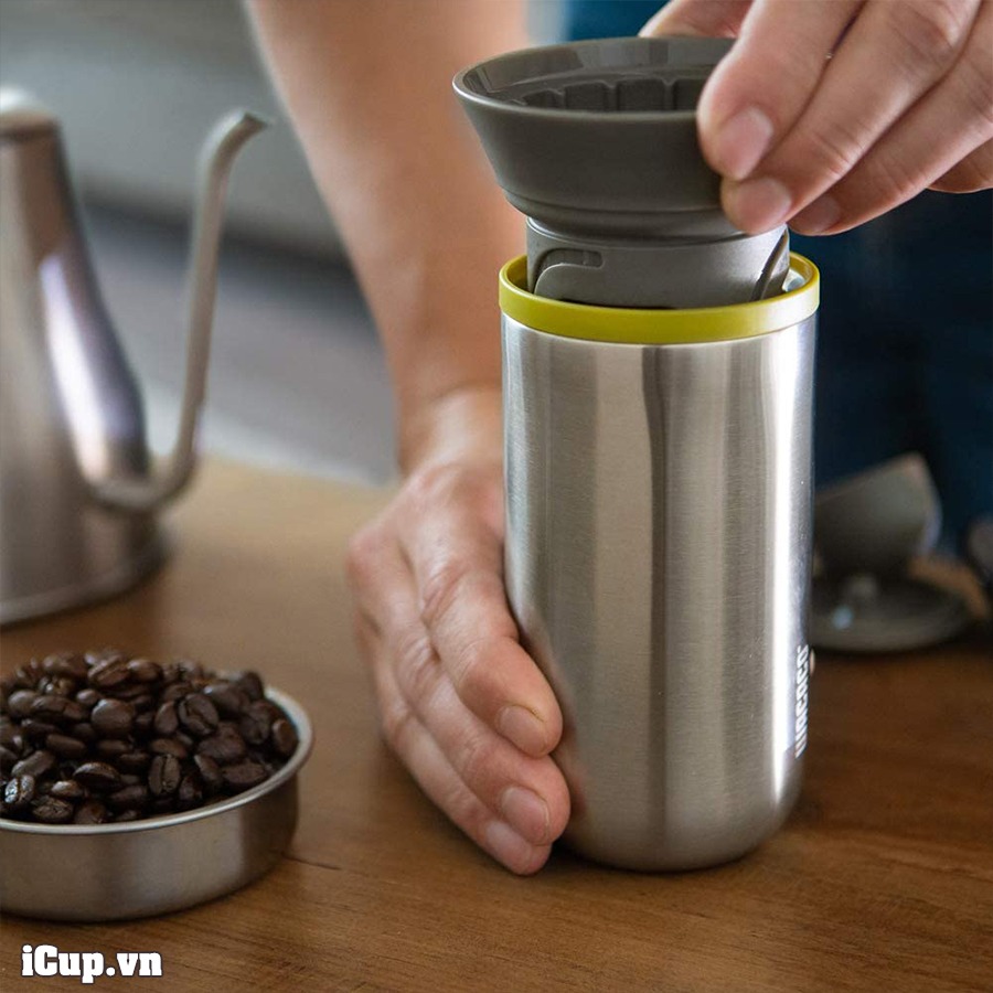 Xoay và nhấc phễu lọc của Cuppamoka lên Xoay và nhấc phễu lọc của Cuppamoka lên