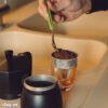 Bước 1 - Đong cà phê bột vào phễu lọc ấm Moka EB lab