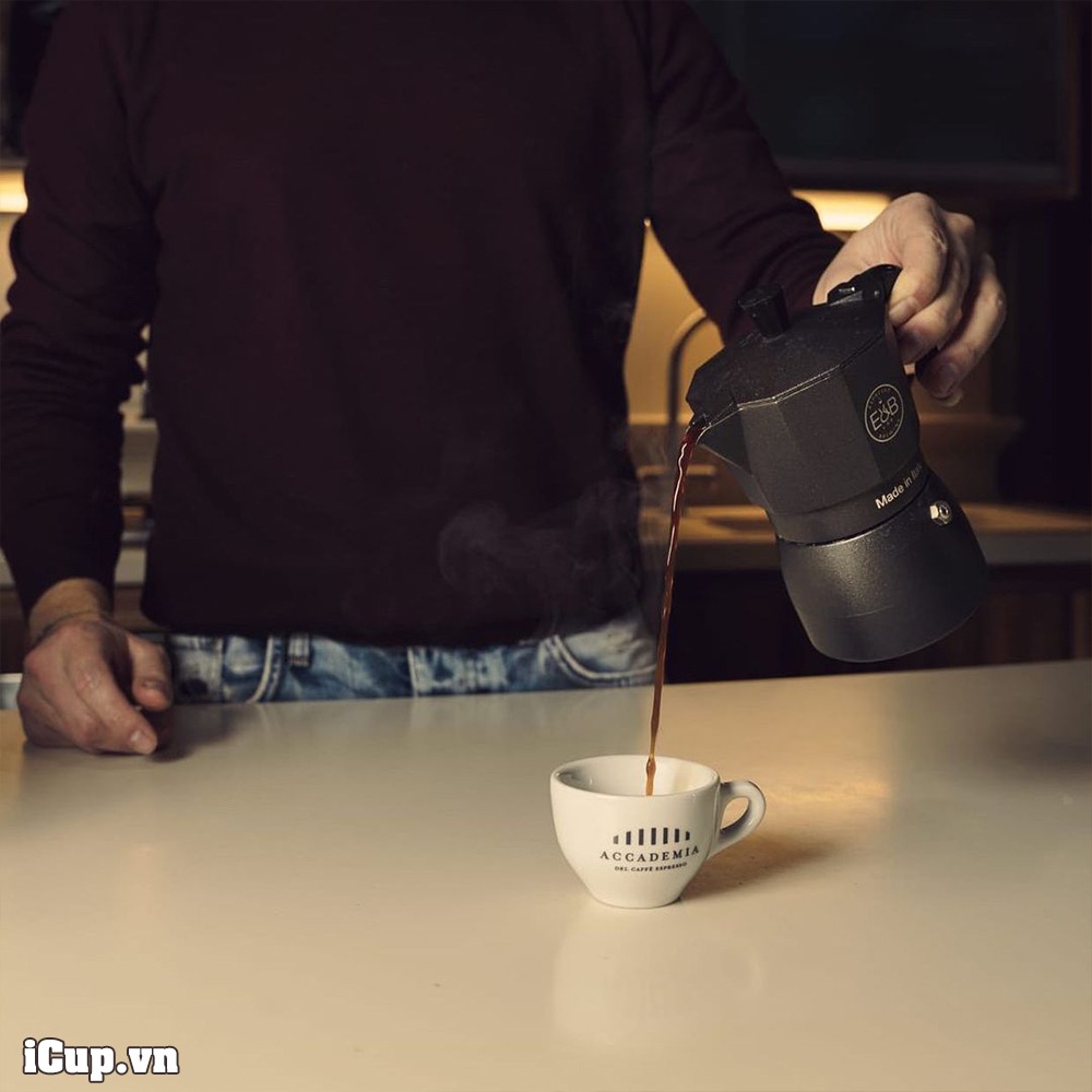 Rót cà phê từ ấm moka E&B lab vào tách để thưởng thức