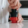 Cốc đong cà phê của Flair Neo cũng chính là tamper nén cà phê Cốc đong cà phê của Flair Neo cũng chính là tamper nén cà phê