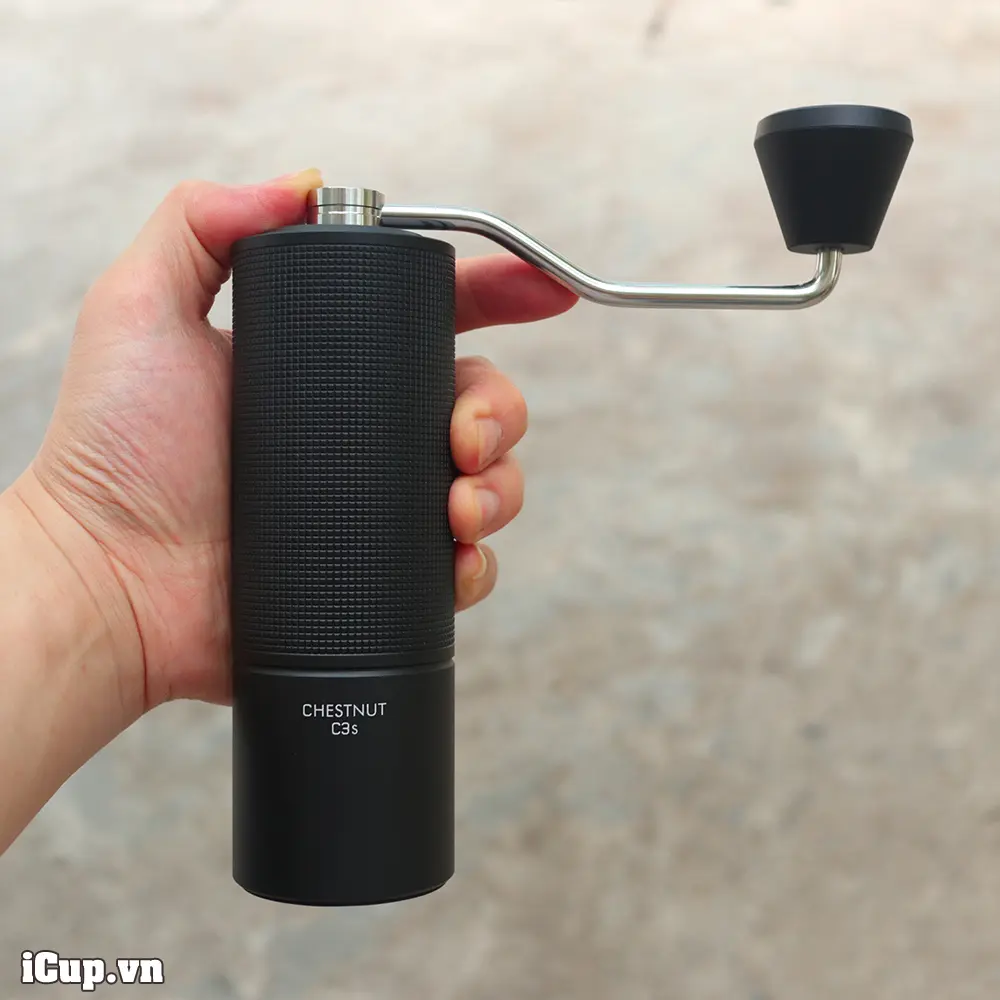 Trên tay máy xay cà phê cầm tay khung nhôm nguyên khối Timemore C3S