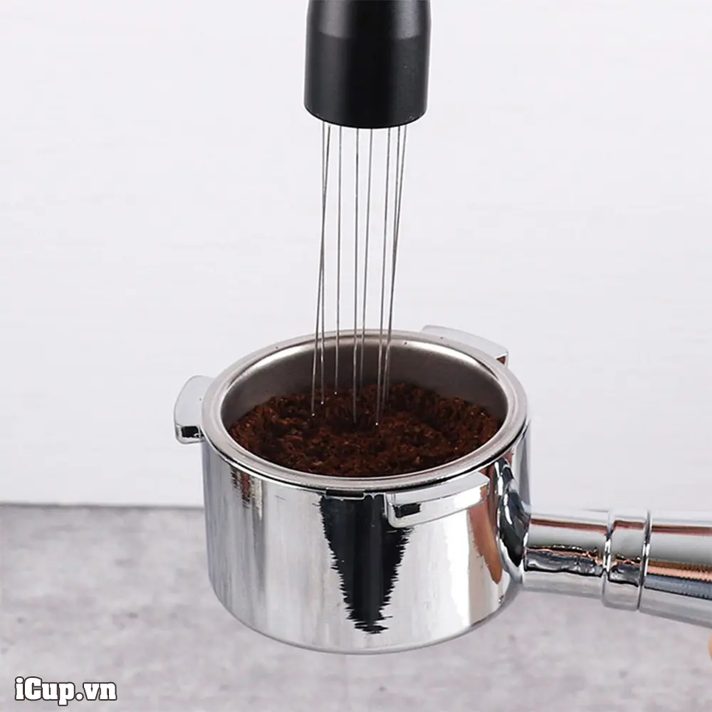 Đảo đều bột cà phê trong rổ lọc trước khi nén là thủ tục khá quan trọng để có ly espresso chiết xuất tốt Đảo đều bột cà phê trong rổ lọc trước khi nén là thủ tục khá quan trọng để có ly espresso chiết xuất tốt