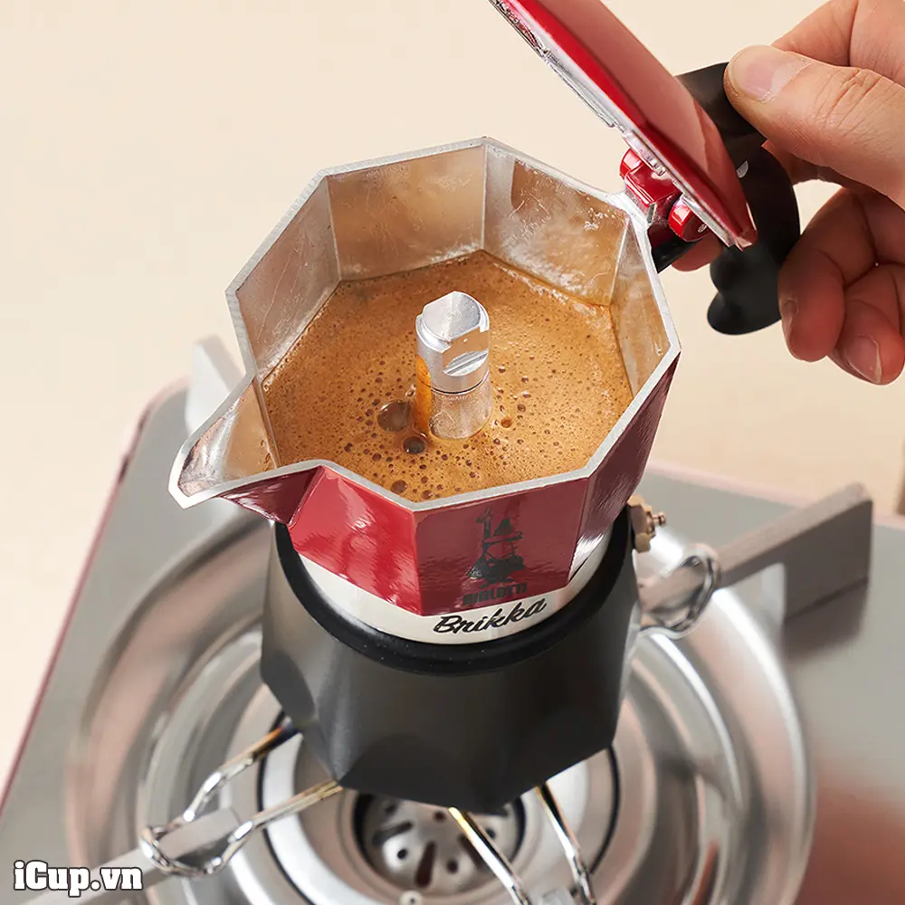 Ấm pha cà phê Bialetti Brikka 2023 sử dụng tốt trên bếp gas