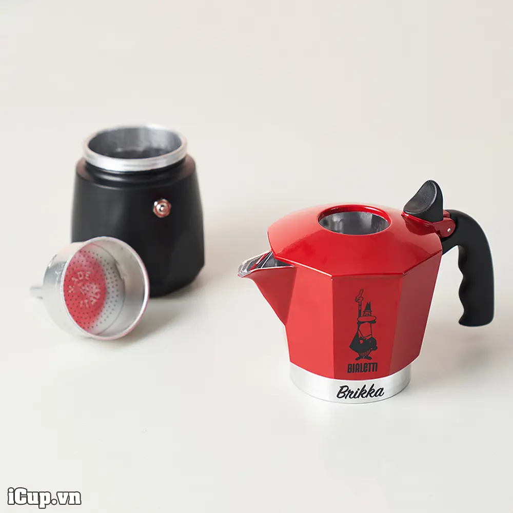 Ấm Moka Brikka chỉ có 3 bộ phận nên thao tác pha chế rất đơn giản