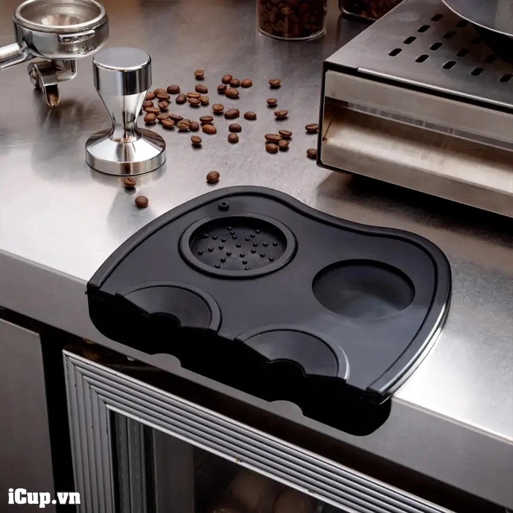 Đế lót tamper bằng silicone kê tại mép bàn Đế lót tamper bằng silicone kê tại mép bàn