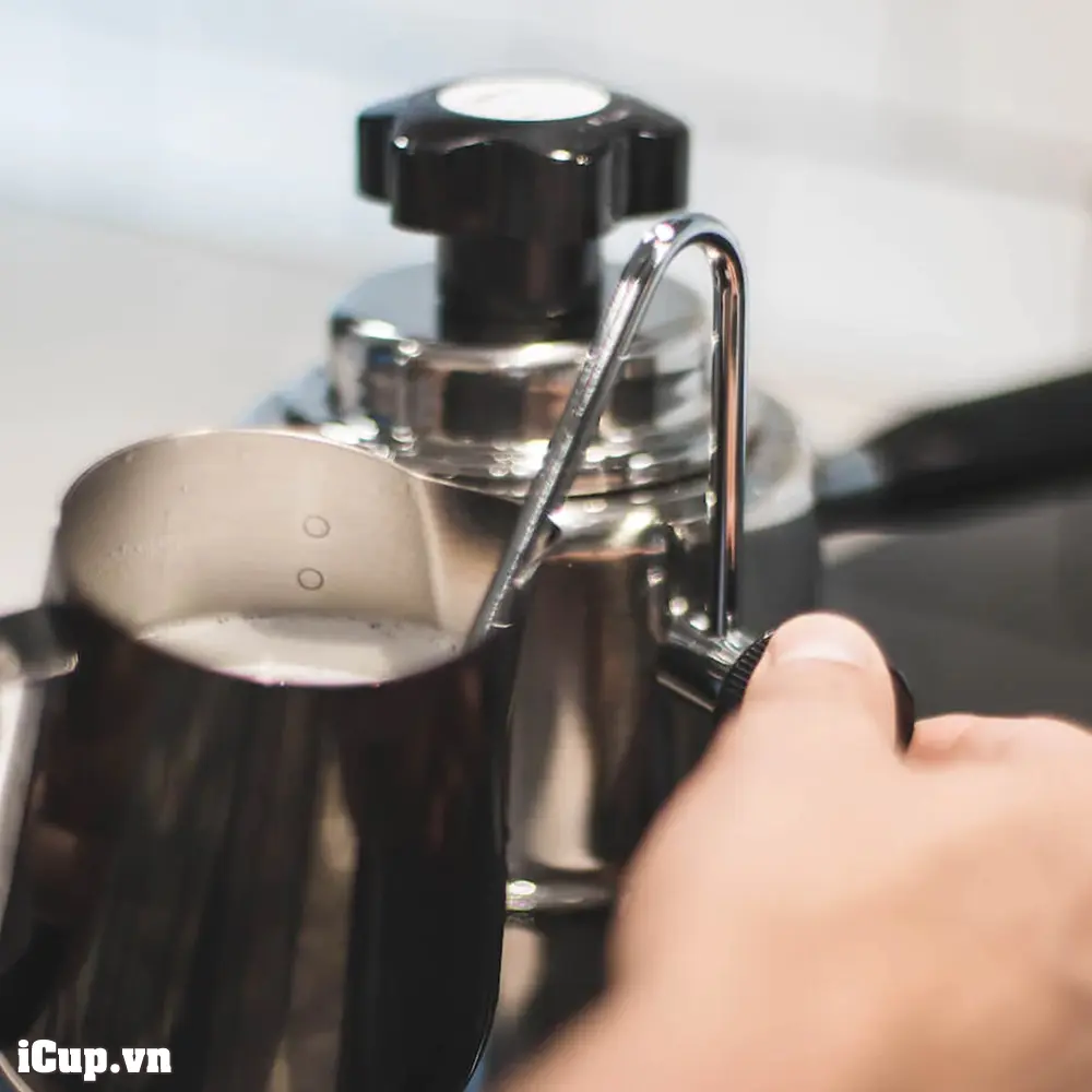 Đánh sữa pha cappuccino với Bellman CX-25SP Đánh sữa pha cappuccino với Bellman CX-25SP