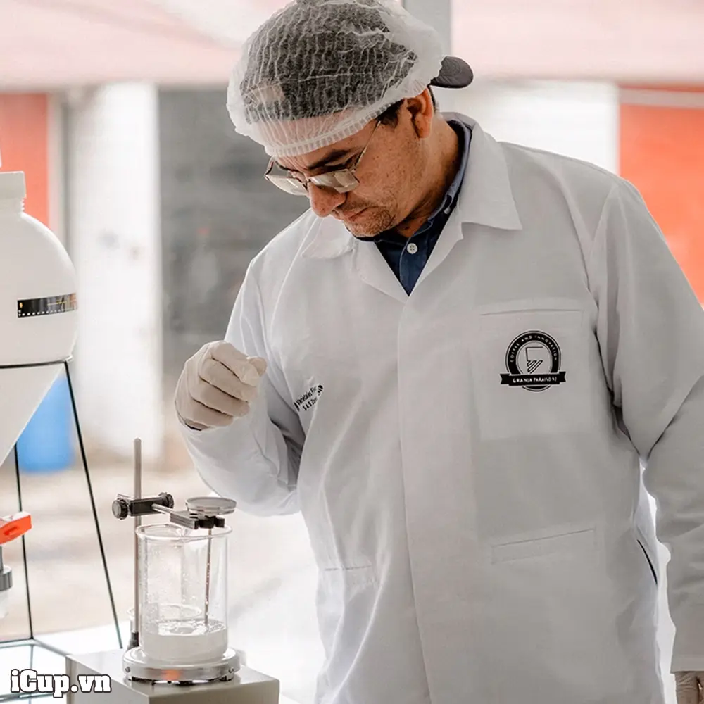 Wilton Benitez đang làm việc trong phòng nghiên cứu vi sinh của trang trại paraiso 92