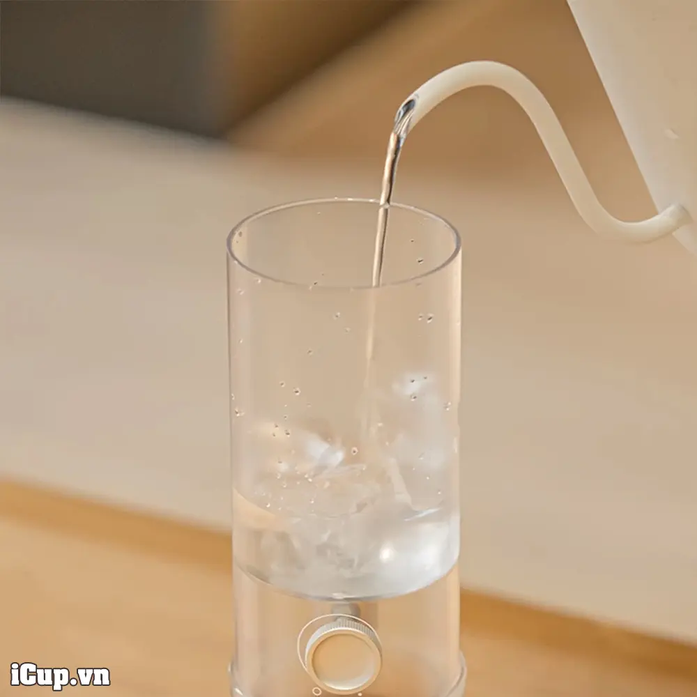 Đổ nước và đá lạnh vào bình chứa phía trên Timemore IcyPipe Ice Drip Đổ nước và đá lạnh vào bình chứa phía trên Timemore IcyPipe Ice Drip