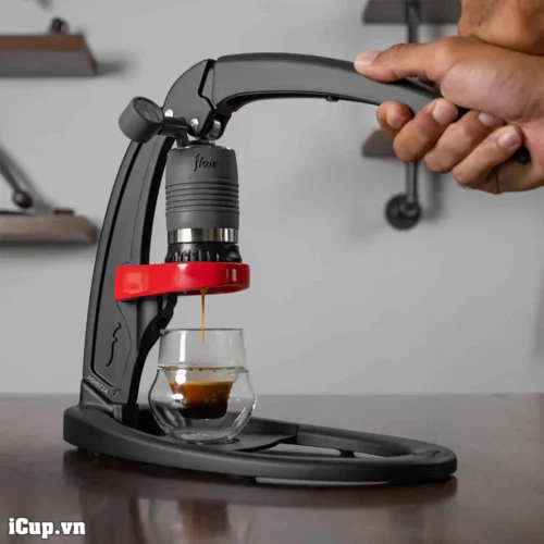 Vẫn là sự kiểm soát lực nén thủ công nhưng Flair Clasisc có thêm đồng hồ áp suất thời gian thực